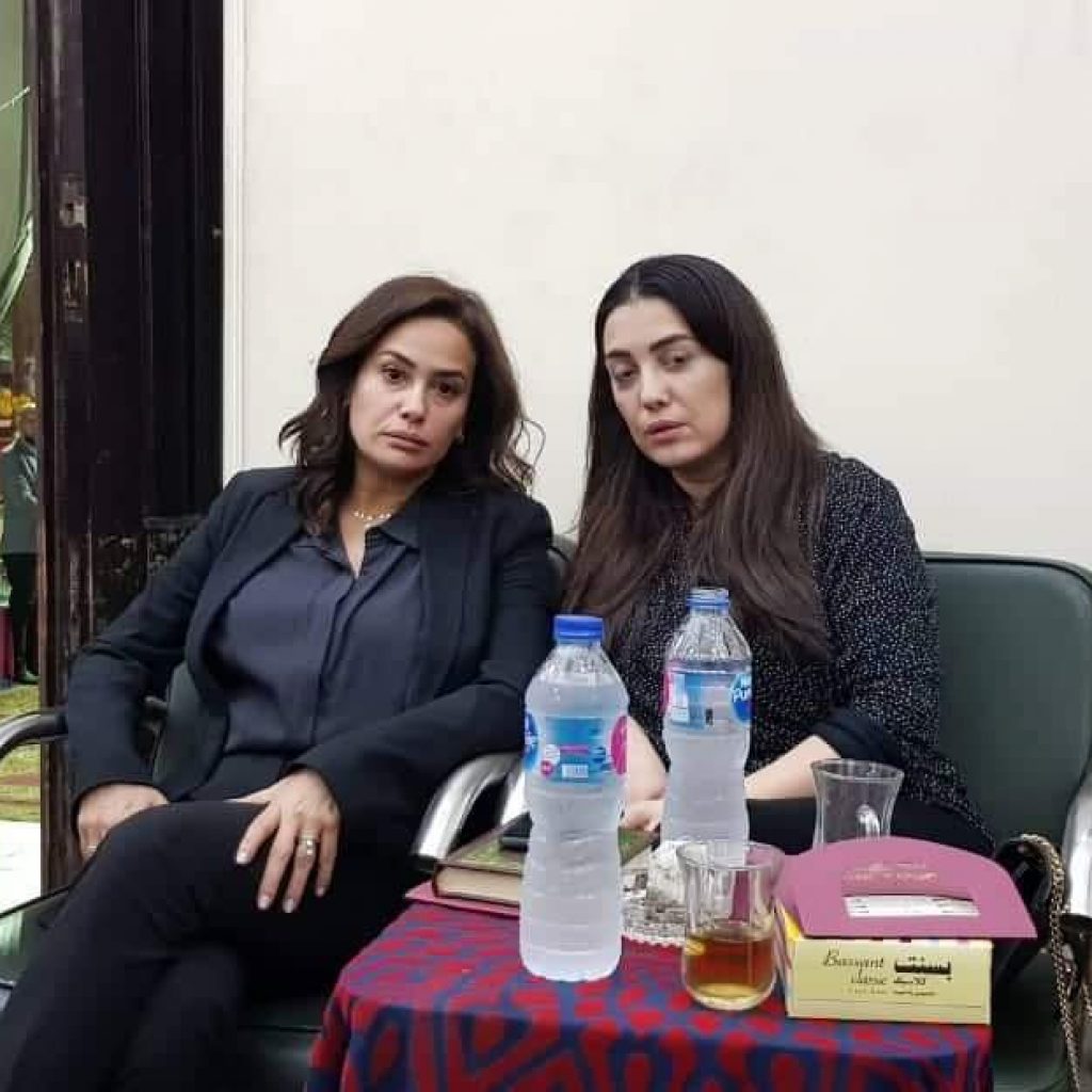 هند صبرى وكندة علوش في عزاء المخرج شوقى الماجرى