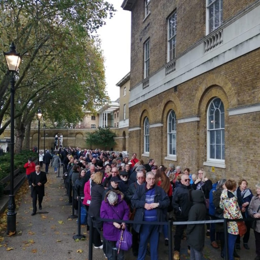 آلاف الزائرين يصطفون أمام معرض توت عنخ آمون في لندن (صور)