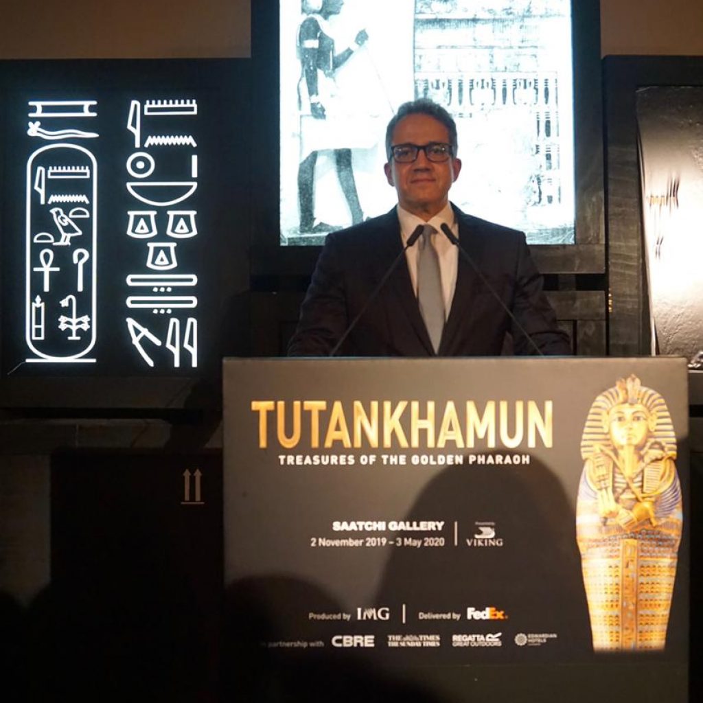وزير الآثار يفتتح رسميًّا معرض توت عنخ آمون بلندن (صور)