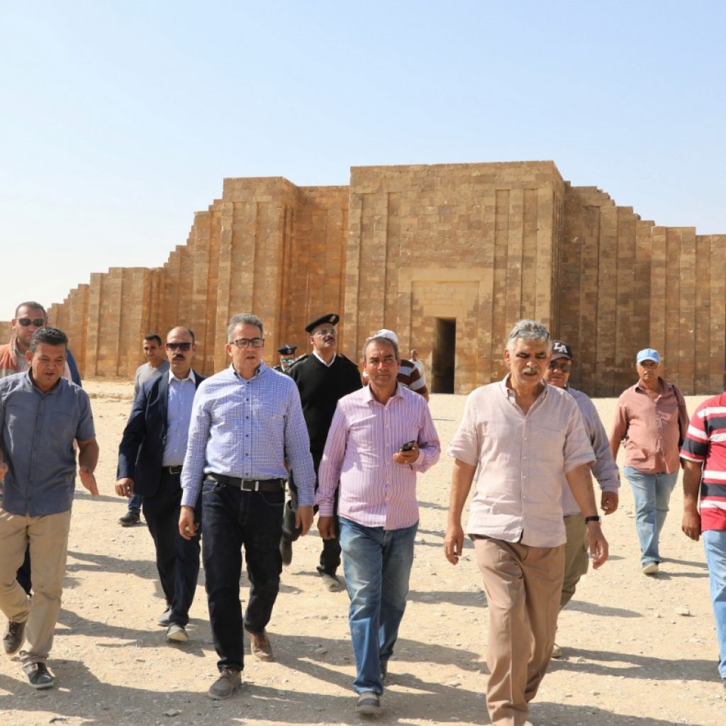 وزير الآثار يتفقد الكشف الأثري بسقارة قبل الإعلان عن افتتاحه (صور)