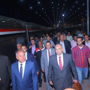 وزير النقل متسائلا: ينفع قطار أبو قير يشتغل من شرق الإسكندرية لمحطة السكة الحديد بجنيه (صور)