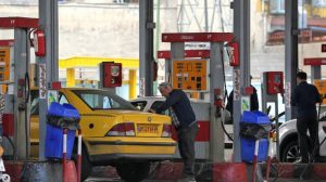 زيادة أسعار البنزين وتقنين توزيعه في إيران