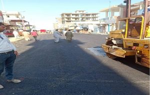 محافظ مطروح يتابع أعمال رصف وتطوير الشارع الرئيسي بالضبعة