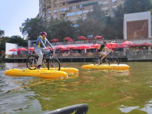 مصريون يستمتعون بالتجول فوق مياه النيل على متن دراجات هوائية