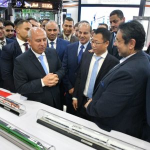 كامل الوزير يتفقد أجنحة 11 شركة عالمية مشاركة بمعرض تكنولوجيا النقل (صور)