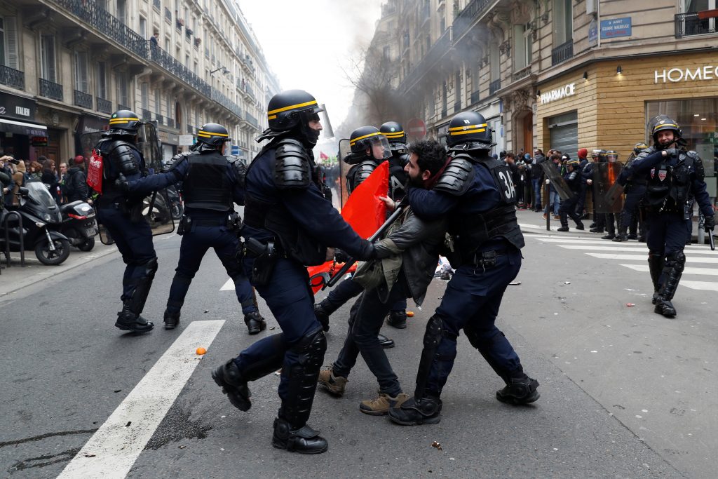 شلل بقطاع النقل الفرنسي في اليوم الثاني للإضراب ضد الحكومة