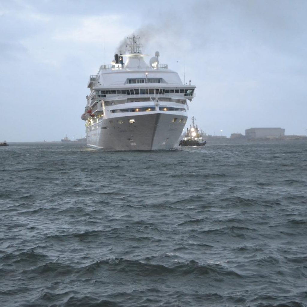 إخلاء سفينة سياحية من 45 سائحا ألمانيا بعد تعرضها للشحوط أكثر من مرة