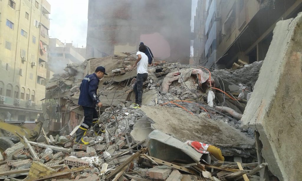 بعد انهيار جزئي بمنزلها.. الحماية المدنية تنقذ سيدة مُحتجزة في الإسكندرية (صور)