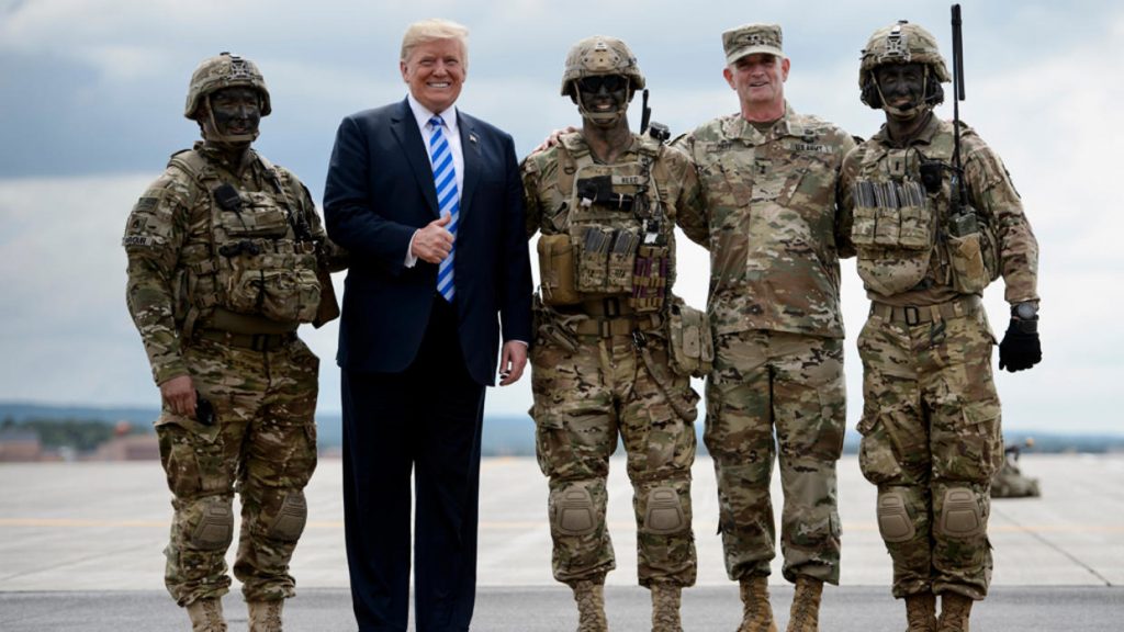 دراسة: أقل من نصف الجيش الأمريكى يدعم ترامب