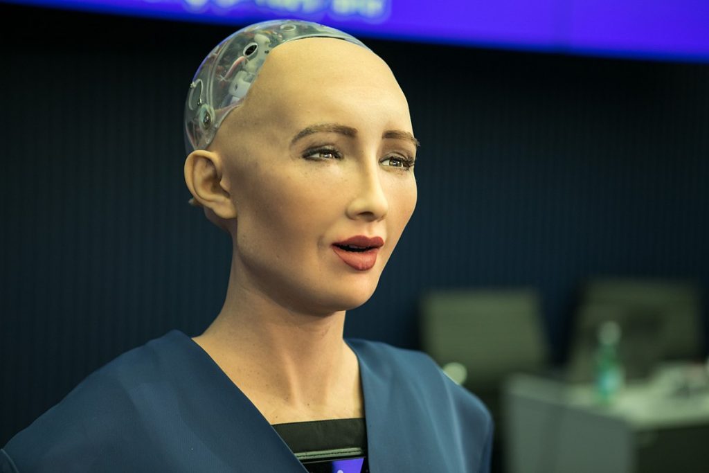 الروبوت صوفيا: البشر والإنسان الآلي لا يتنافسان بل يكملان بعضهما