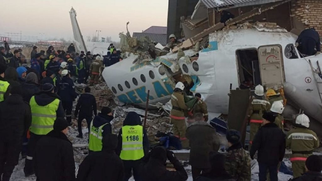 مسئولون من كازاخستان يكشفون أسباب سقوط طائرة المدنية