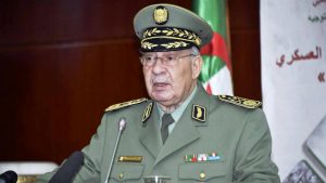 بعد تكريمه بأيام.. وفاة رئيس أركان الجيش الجزائري قايد صالح بأزمة قلبية