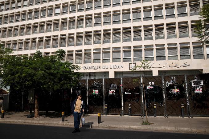المصرف المركزي اللبناني يوجه البنوك لوضع سقف لأسعار الفائدة على الودائع