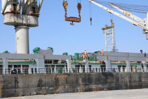 ميناء شرق بورسعيد يستقبل أول سفينة معدات لكوبرى الفردان الجديد (صور)