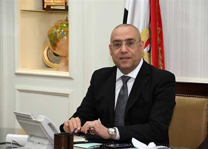 وزير الإسكان : نعمل على إزاحة الكتلة السكانية الضخمة من القاهرة الكبرى نحو الشرق
