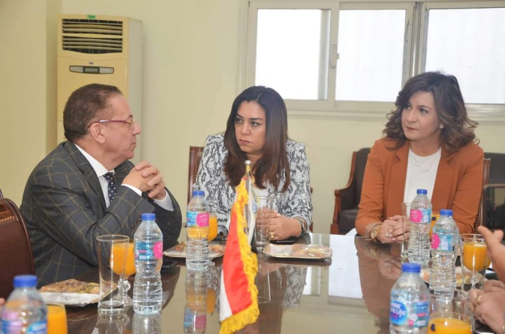 وزيرة الهجرة ومحافظ دمياط تبحثان مع مستثمرين تصدير الأثاث المصري عالميا (صور)