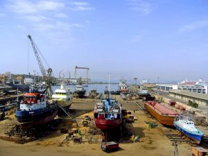 ميناء الإسكندرية يوجه بتفعيل شروط مزاولة النشاط و«شعبة الأشغال» تشتكي