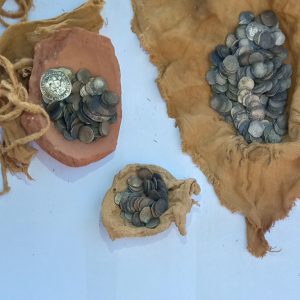 العثور على 370 عملة معدنية أثرية مخبأة في صرر بكنيسة أبو فانا بمحافظة المنيا