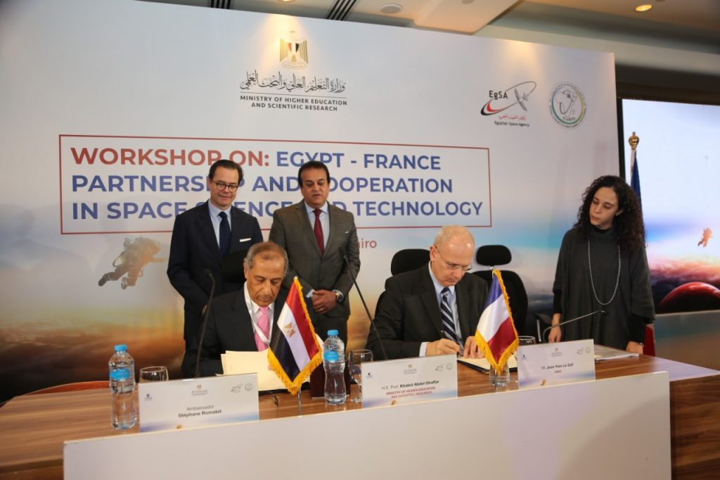 اتفاقية تعاون بين مصر وفرنسا في مجال تكنولوجيا الفضاء (صور)
