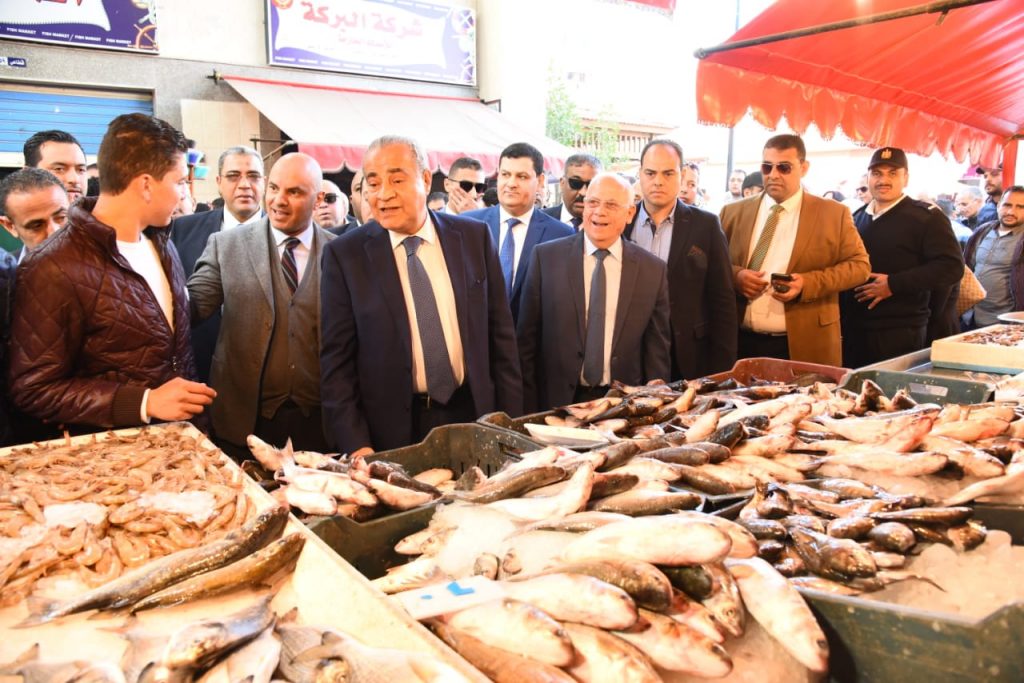 وزير التموين يفتتح الشاشة الإلكترونية لحماية المستهلك بسوق أسماك بورسعيد