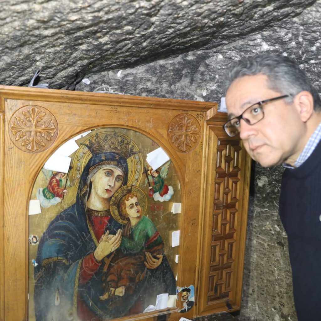 وزير السياحة والآثار يتفقد كنيسة العذراء بالمنيا (صور)