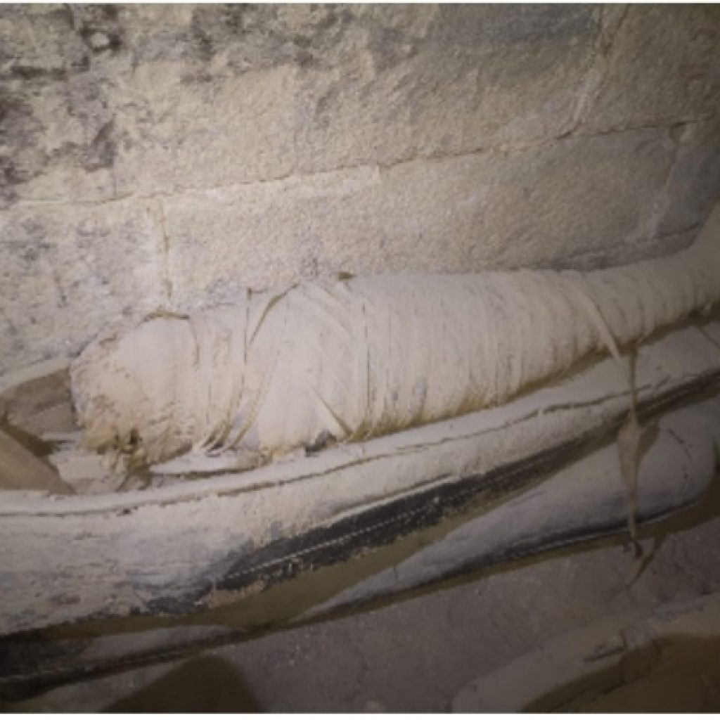 24 موميا وتابوت.. تفاصيل العثور على مخزن آثار بجوار مقبرة بتاح حتب الأول (صور)