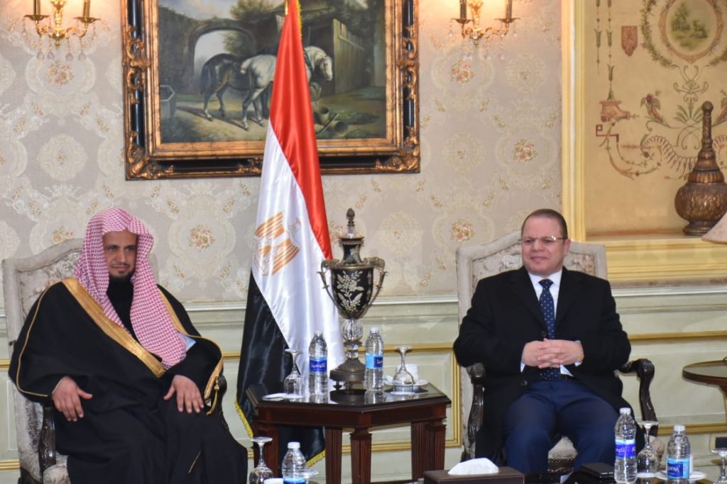النائب العام يستقبل نظيره السعودى بمطار القاهرة