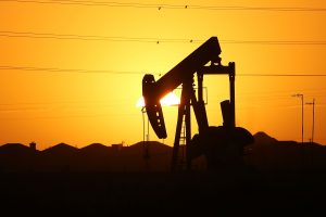 أسعار النفط تحافظ على استقرارها وسط توقعات بتراجع المخزون الأمريكي