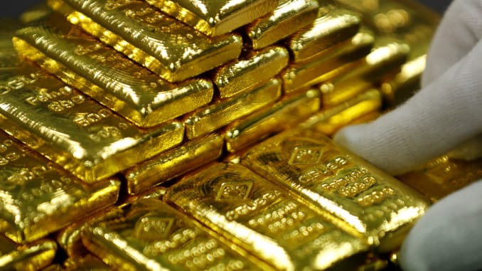 أسعار الذهب تسجل تراجعا طفيفا من أعلى مستوياتها في 7 أعوام