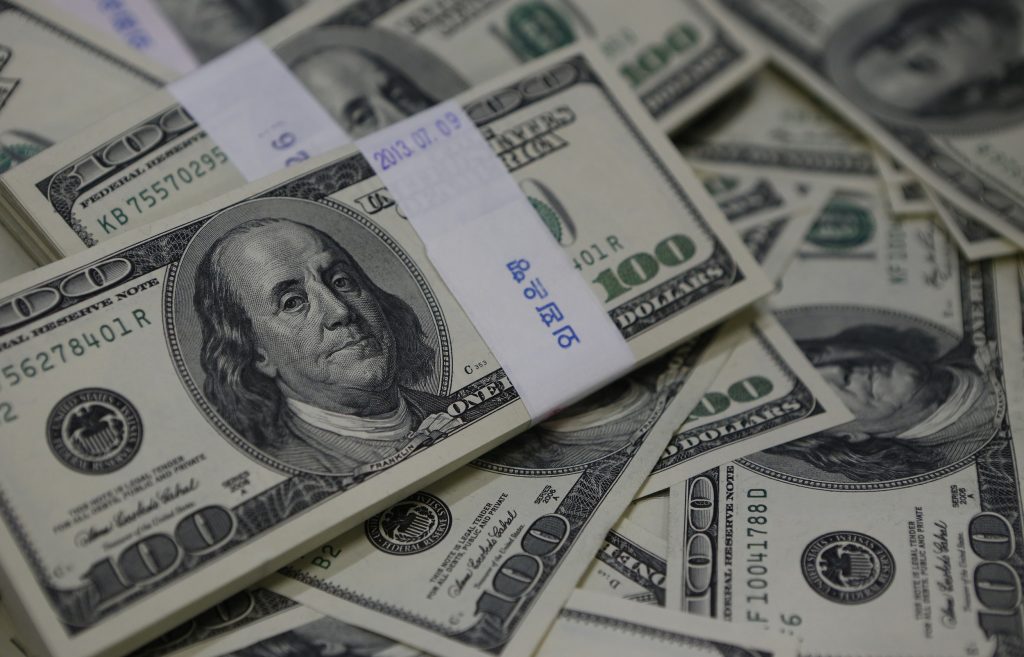 «كورونا» يرفع أسعار الدولار أمام الجنيه 20 قرشًا منذ ظهوره في مصر