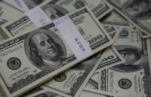 ارتفاع الدولار والين مع تراجع الاتجاه للمخاطرة قبل اجتماع «الاحتياطي الفيدرالي»