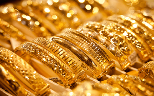 أسعار الذهب تتراجع لأدنى مستوياتها في أسبوعين قبيل توقيع «الاتفاق التجاري»