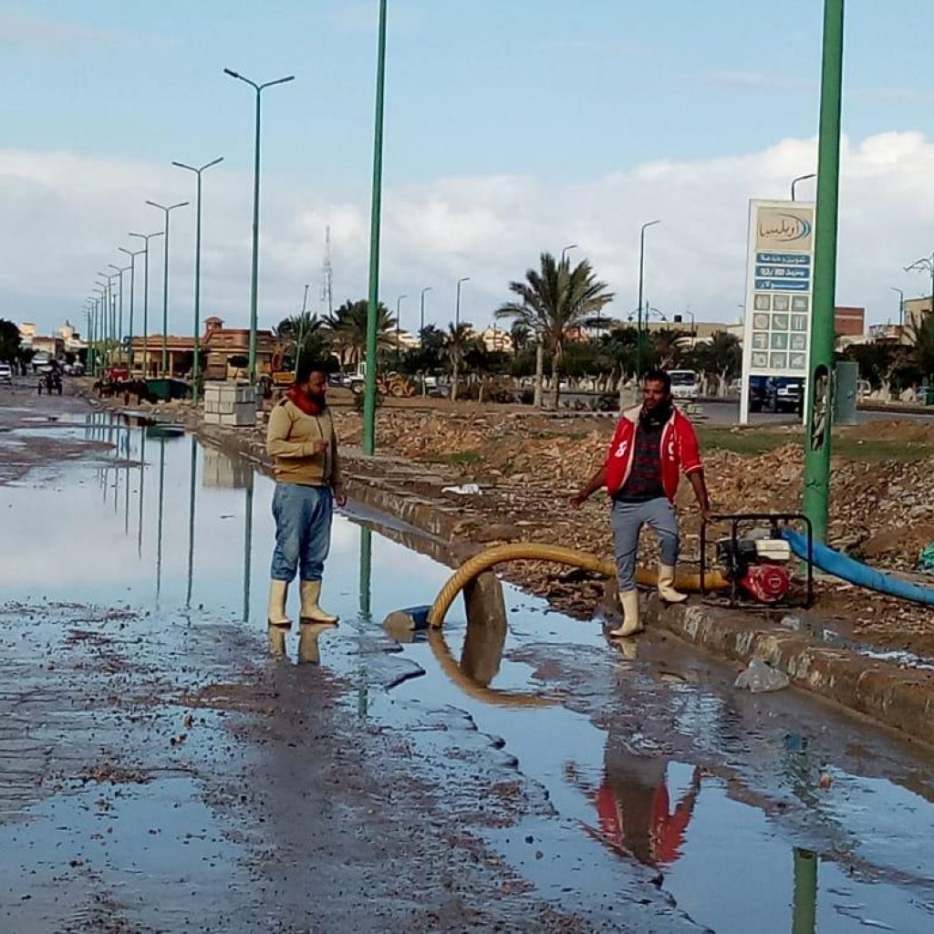 الصرف الصحى بالإسكندرية تكثف جهود رفع مياه الأمطار من الشوارع
