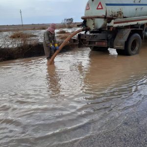 إزالة تجمعات مياه الأمطار بعدد من مدن محافظة مطروح