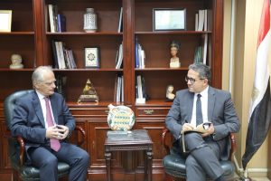 وزير السياحة والآثار يبحث مع السفير اليوناني سبل تعزيز التعاون