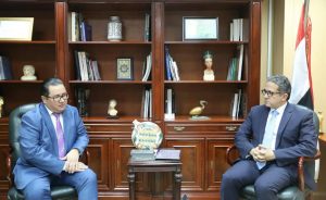 وزير السياحة والآثار يبحث مع السفير الكازاخستاني تعزيز التعاون بين البلدين