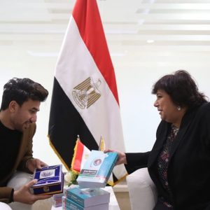 تريزيجيه يلتقي وزيرة الثقافة : حرصت على التواجد بمعرض الكتاب (صور)