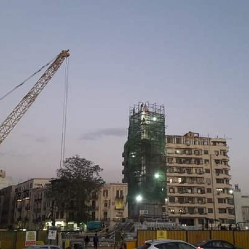 الآثار : تركيب آخر جزء من مسلة الملك رمسيس في ميدان التحرير بنجاح (صور)