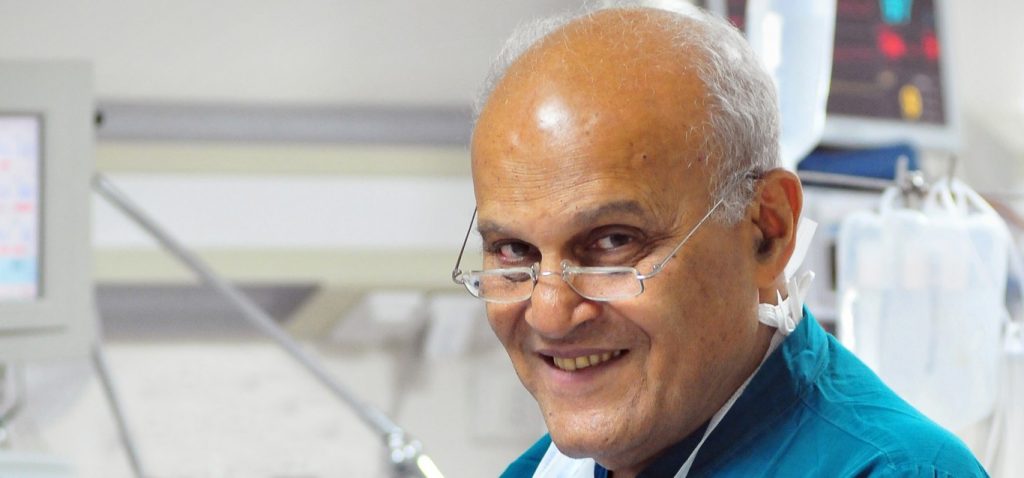 شيخ الأزهر : مجدي يعقوب فخر لكل مصري وعربي وقدوة في الإيثار