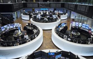 الأسهم الأوروبية تهبط الجمعة بضغط من تقارير سلبية لشركات بريطانية وفرنسية