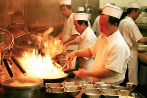 «المنشآت السياحية» تنفي إغلاق المطاعم الصينية.. وتؤكد خضوعها للمراقبة