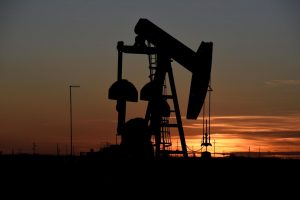 أسعار النفط تسجل أدنى مستوياتها في أكثر من عام .. وغرب تكساس يلامس 48 دولارا