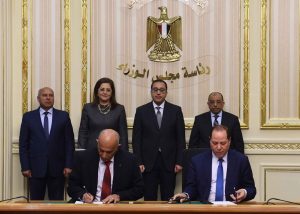 مدبولي يشهد توقيع اتفاقية بين النقل والتنمية المحلية لرصف طرق في 12 محافظة
