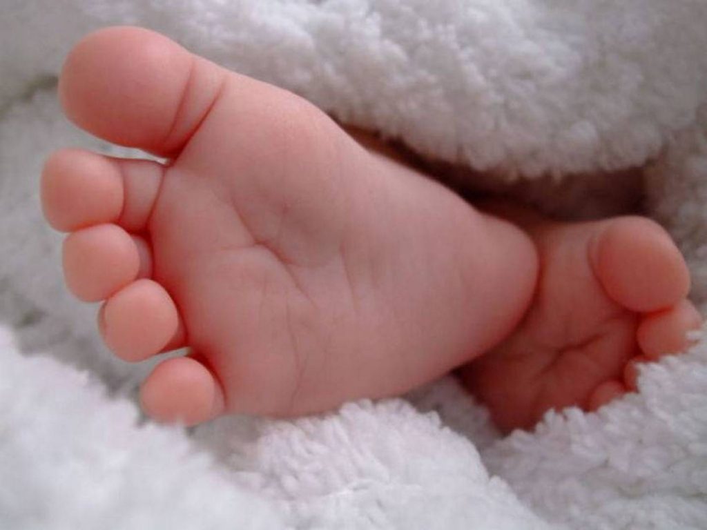 سيدة متسولة تبلغ بوفاة طفلتها الرضيعة: نمت عليها بالخطأ