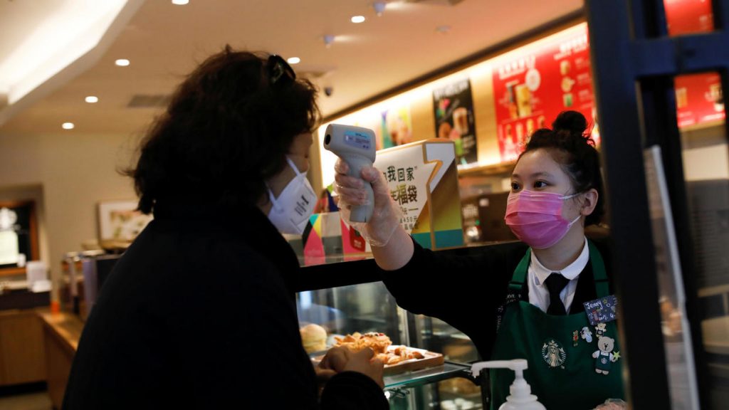 الصين تلزم جميع القادمين للعاصمة بالانعزال ذاتيًّا أو المعاقبة قانونيًّا بسبب فيروس كورونا