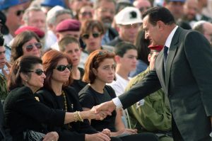 «يديعوت أحرونوت»: مبارك كان زعيمًا.. ورئيس إسرائيل: متفانيًا ومخلصًا للأمة المصرية