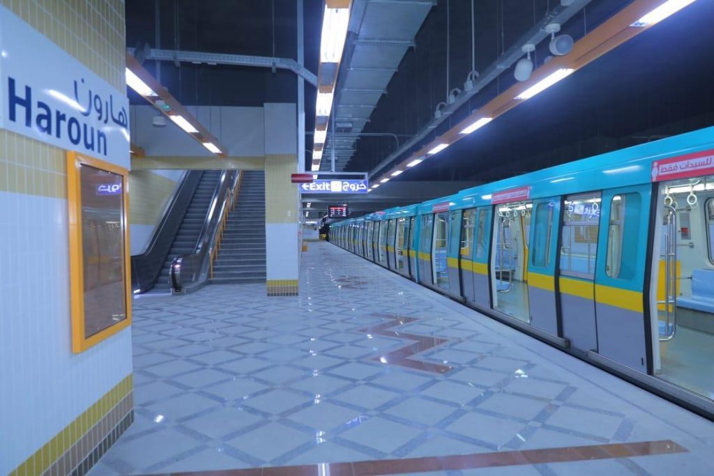 وزارة النقل تبدأ وضع علامات تباعد بين الركاب بمحطات السكة الحديد والمترو