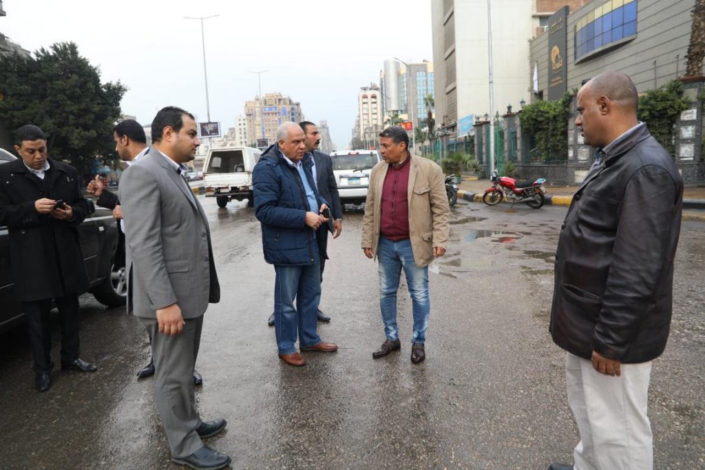محافظ الجيزة يشدد على رؤساء الأحياء عدم مغادرة الشوارع قبل رفع تراكمات الأمطار