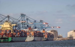 ميناء دمياط يستقبل 13830 طن ذرة ويُصدر 28000 طن ملح