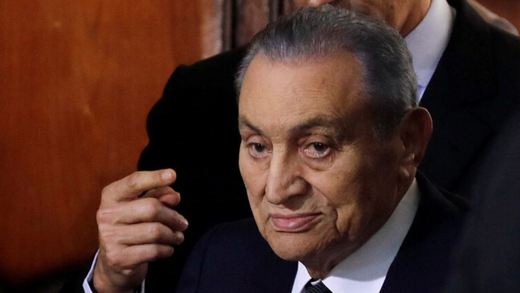 ملك البحرين يعزي الرئيس السيسي في وفاة مبارك